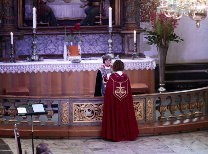 Den nye biskopen i Oslo Kari Veiteberg blir vigsla i Oslo domkyrkje. Foto: Lise Åserud / NTB scanpix